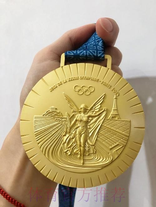 告别仪式结束后 老弗爷向拉莫斯赠送金钻石徽章